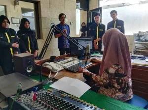 Tambah Pengetahuan, Himpunan Mahasiswa Program Studi Pendidikan Bahasa dan Sastra Indonesia Berkunjung ke Radio Suara Pacitan